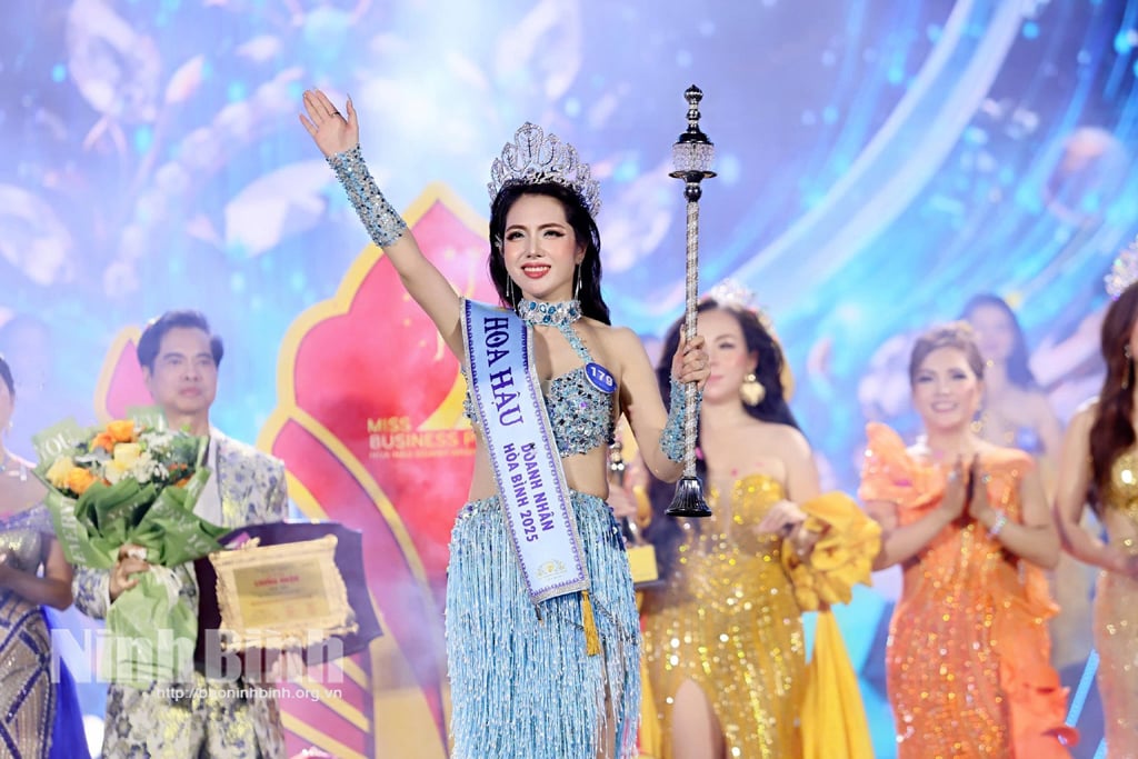 Hoa hậu Doanh nhân hoà bình 2025 tại Lễ đăng quang. Ảnh: Minh Quang