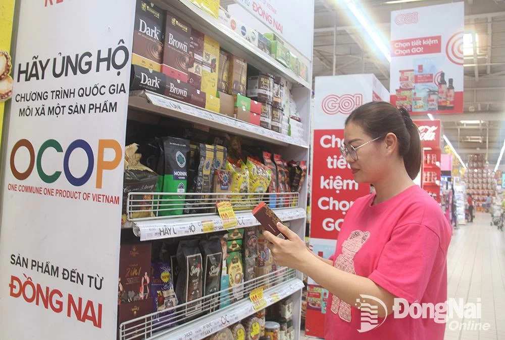 Người tiêu dùng chọn mua các sản phẩm OCOP của địa phương tại siêu thị Big C Đồng Nai. Ảnh: Hải Quân