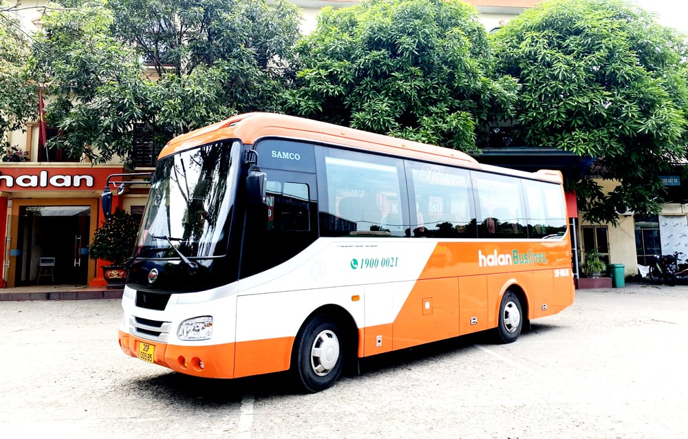 Công ty CP Thương mại và Du lịch Hà Lan bố trí khoảng 20 xe ô tô loại 9, 11, 16, 45 chỗ ngồi để đáp ứng nhu cầu đi lại trong ngày cho các cán bộ, công chức, viên chức từ Bắc Kạn về trung tâm hành chính tỉnh Thái Nguyên làm việc. Ảnh: T.L