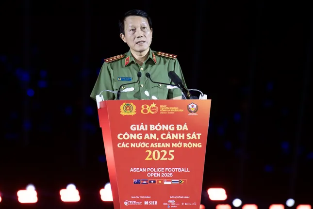 Premierminister nimmt an der Eröffnungszeremonie des ASEAN-Polizeifußballturniers 2025 teil. Foto 2