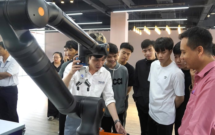 Nền tảng ctrlX Automation: Đưa AI và robot vào nhà máy tương lai - Ảnh 1.