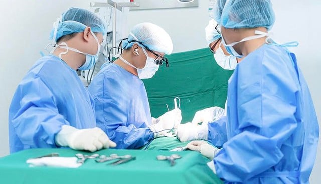 Đắp lá uống thuốc gia truyền trị bướu, ai ngờ bướu thòng xuống cổ, bít đường thở - Ảnh 1.