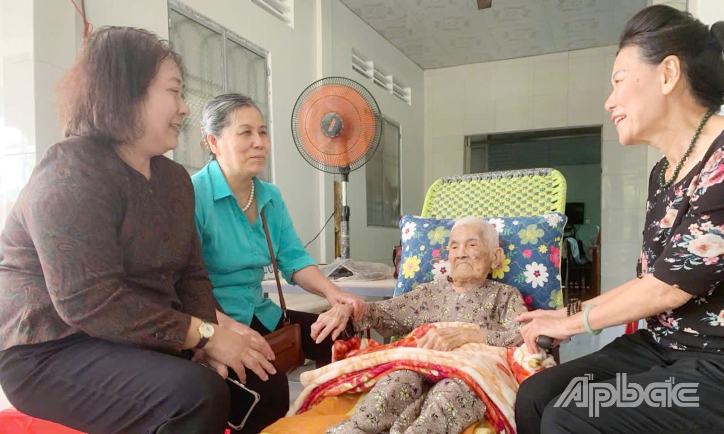 Die Frauenunion der Provinz besuchte die vietnamesische Heldin Nguyen Thi Loi in der Gemeinde Hoi Cu und überreichte ihr Geschenke.