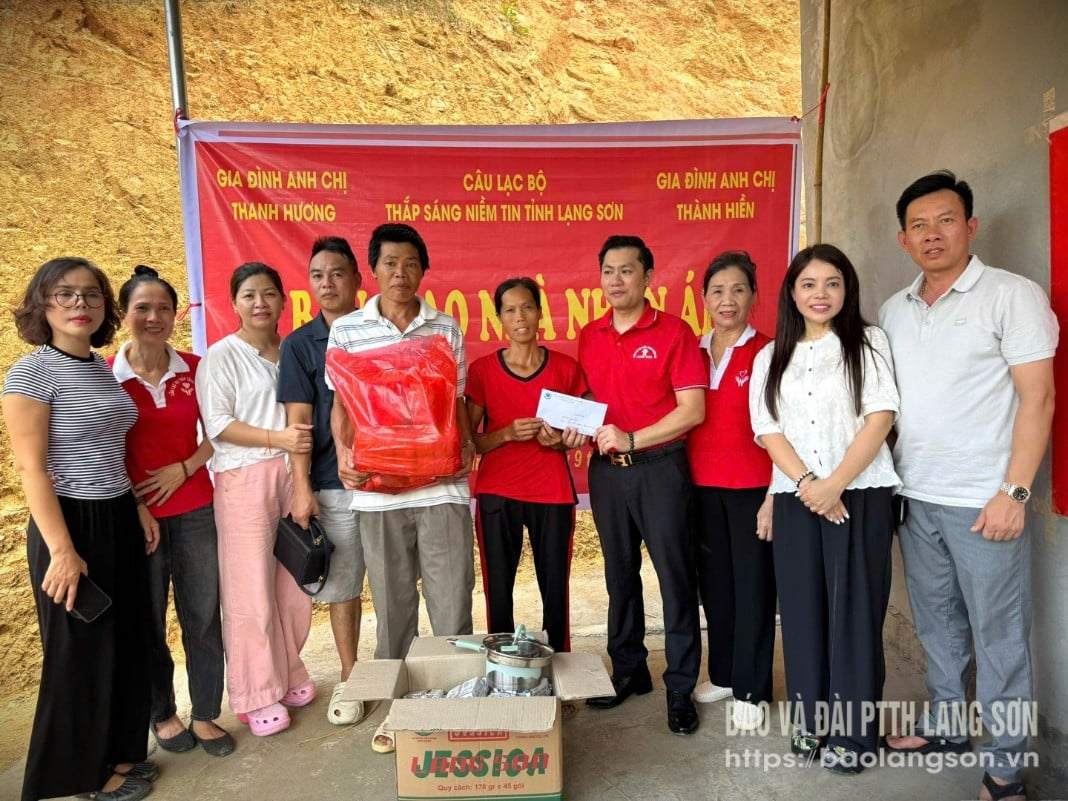 Đại diện CLB Thắp sáng niềm tin trao quà cho gia đình anh Âu Văn Hoan tại thôn Nà Kéo Mới, xã Hoàng Văn Thụ