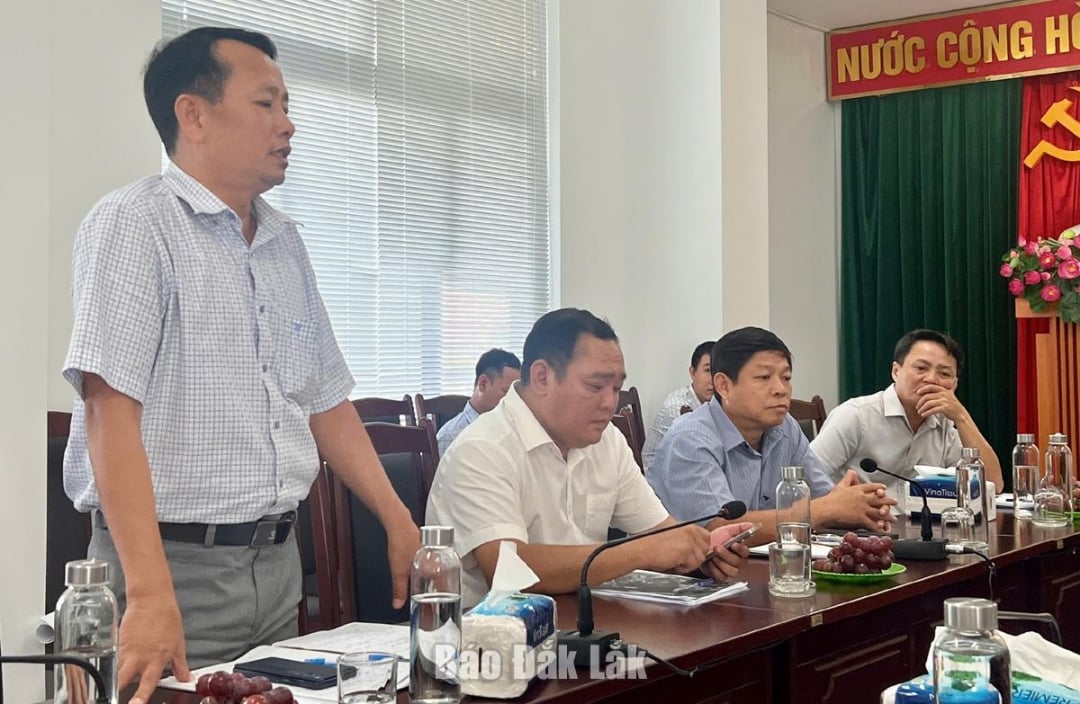 Cán bộ Ban Quản lý Khu kinh tế Phú Yên báo cáo nội dung dự án trong buổi làm việc với UBND phường Phú Yên