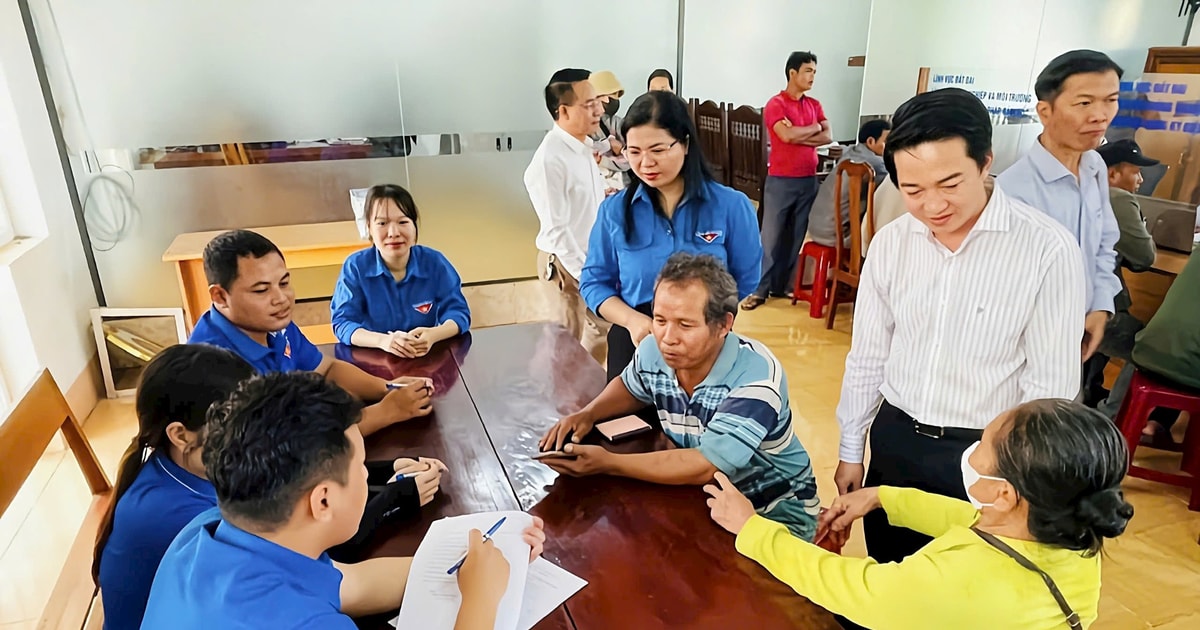 Thăm, tặng quà các đội hình thanh niên tình nguyện