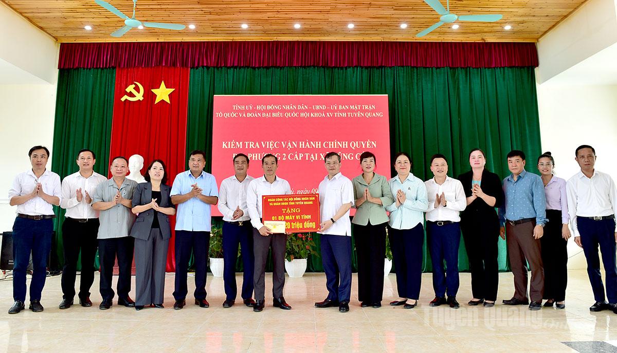 Đoàn công tác tặng quà xã Lũng Cú.