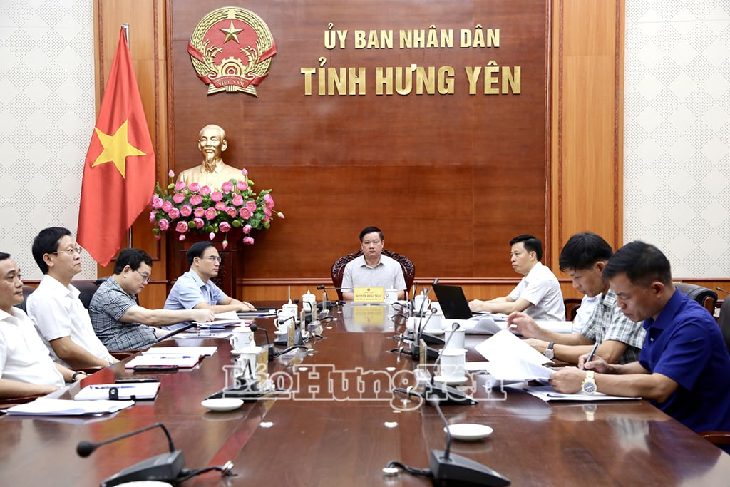 Đồng chí Nguyễn Khắc Thận, Phó Bí thư Tỉnh uỷ, Chủ tịch UBND tỉnh và các đại biểu dự hội nghị tại điểm cầu Hưng Yên 