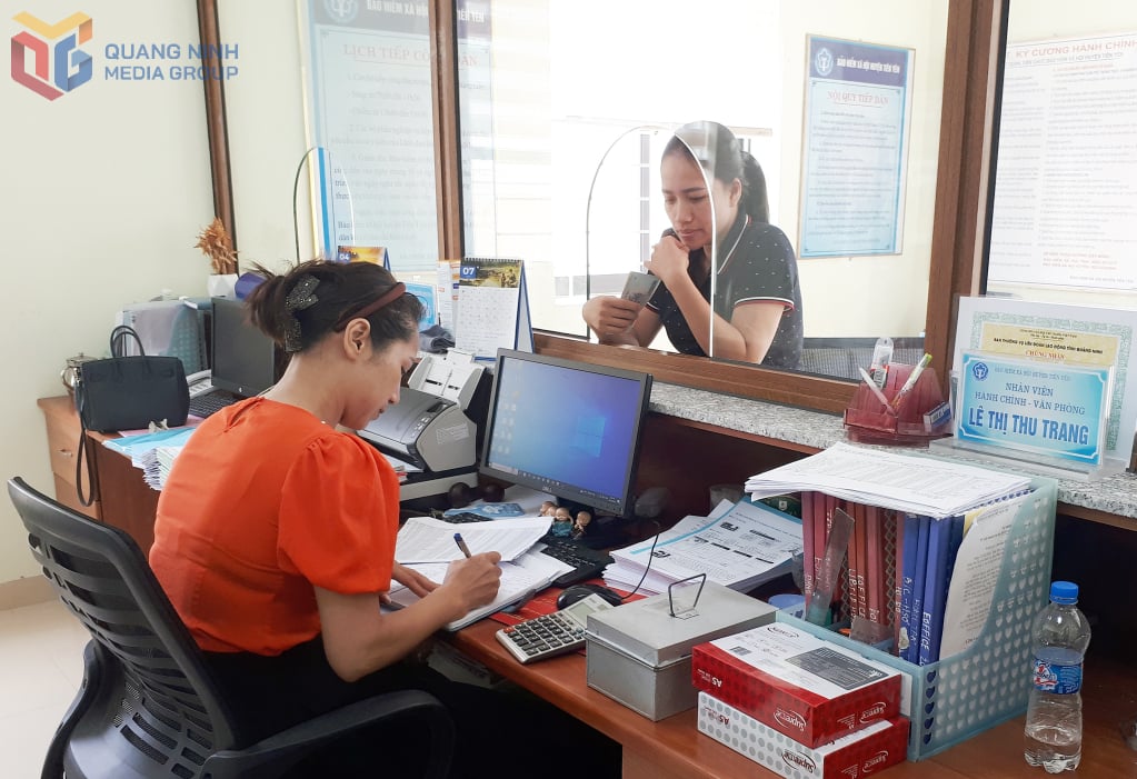 Cán bộ BHXH huyện Tiên Yên tiếp nhận, giải quyết các thủ tục chế độ chính sách BHXH, BHYT cho người dân trên địa bàn.