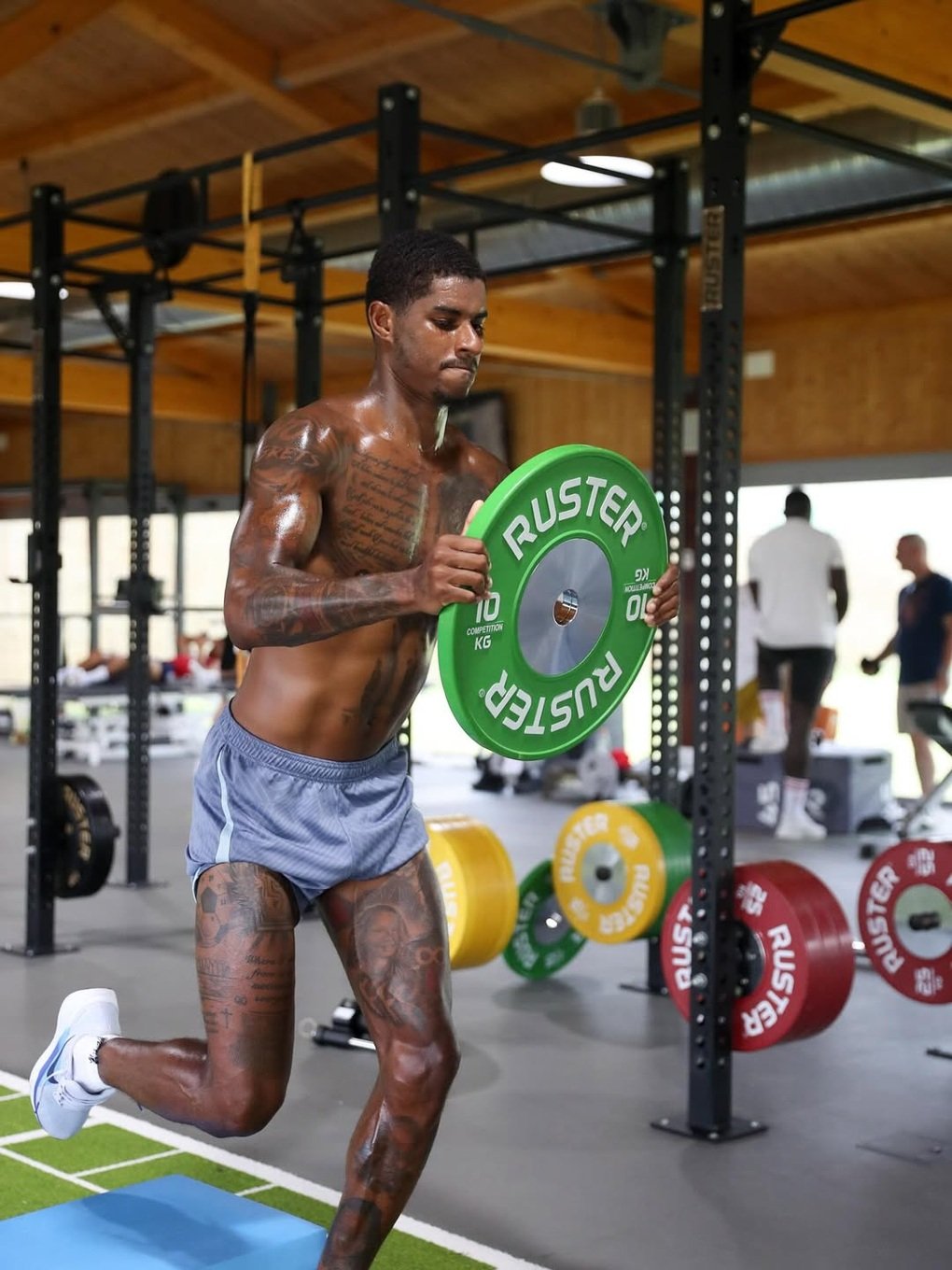 Bị Man Utd đối xử phũ phàng, Rashford có hành động bất ngờ - 1