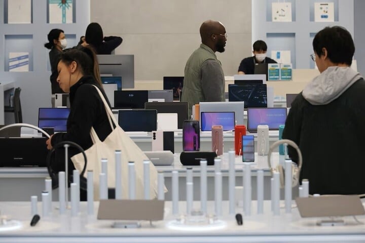 Mọi người mua sắm sản phẩm của Samsung Electronics tại một cửa hàng Samsung ở Seoul, Hàn Quốc. (Nguồn: Reuters)