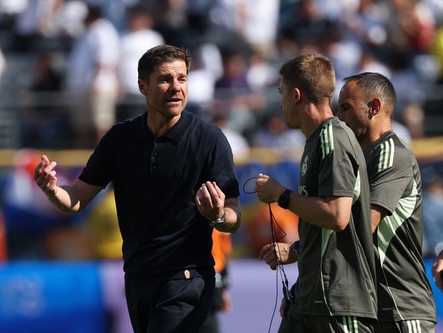 Máy bay chở Real Madrid ‘bay vòng vòng, mãi mới hạ cánh’: HLV Alonso phải hủy họp báo trước đại chiến PSG- Ảnh 1.