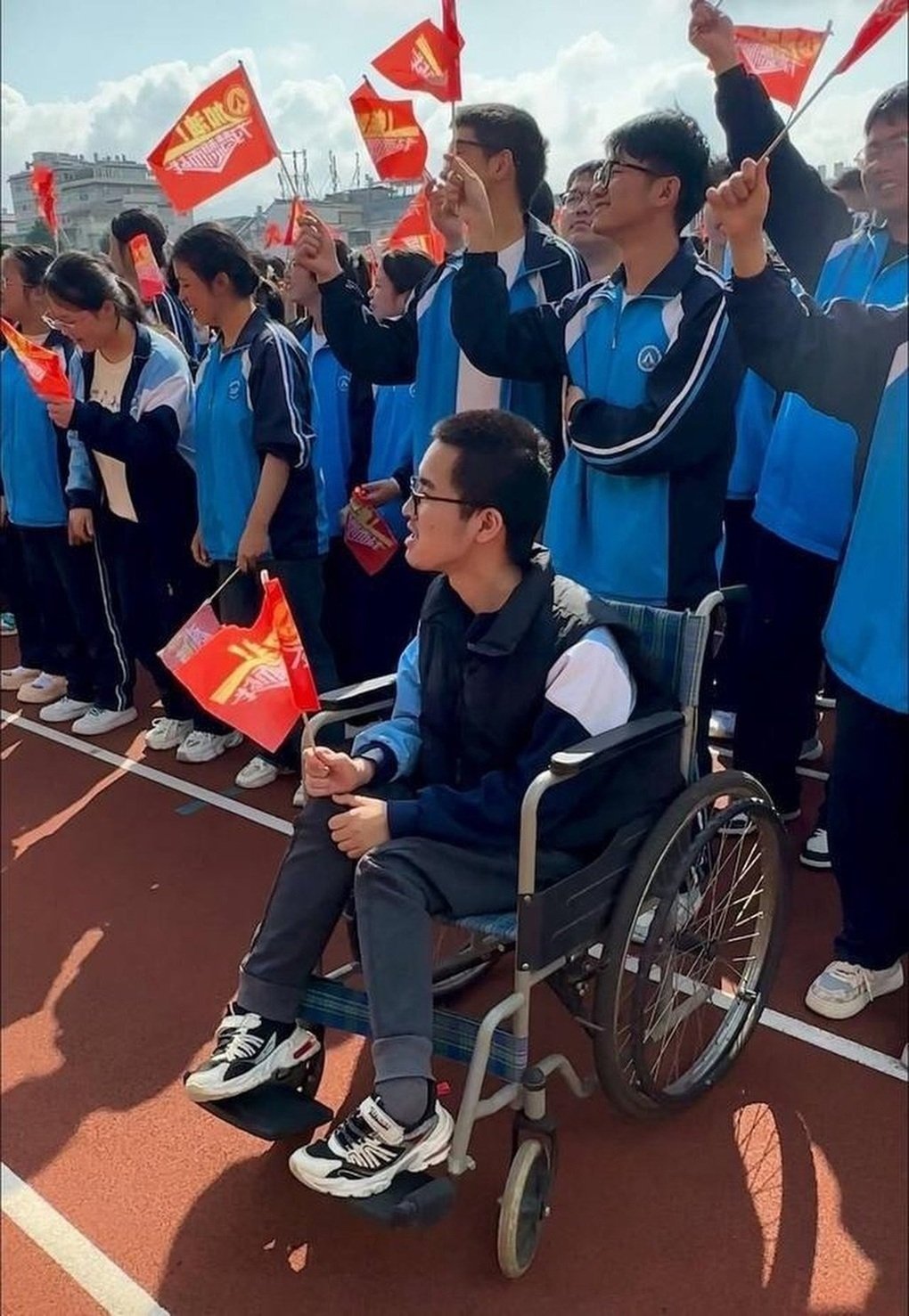 Người cha cõng con tật nguyền đi học suốt 12 năm và thành quả ngọt ngào - 2