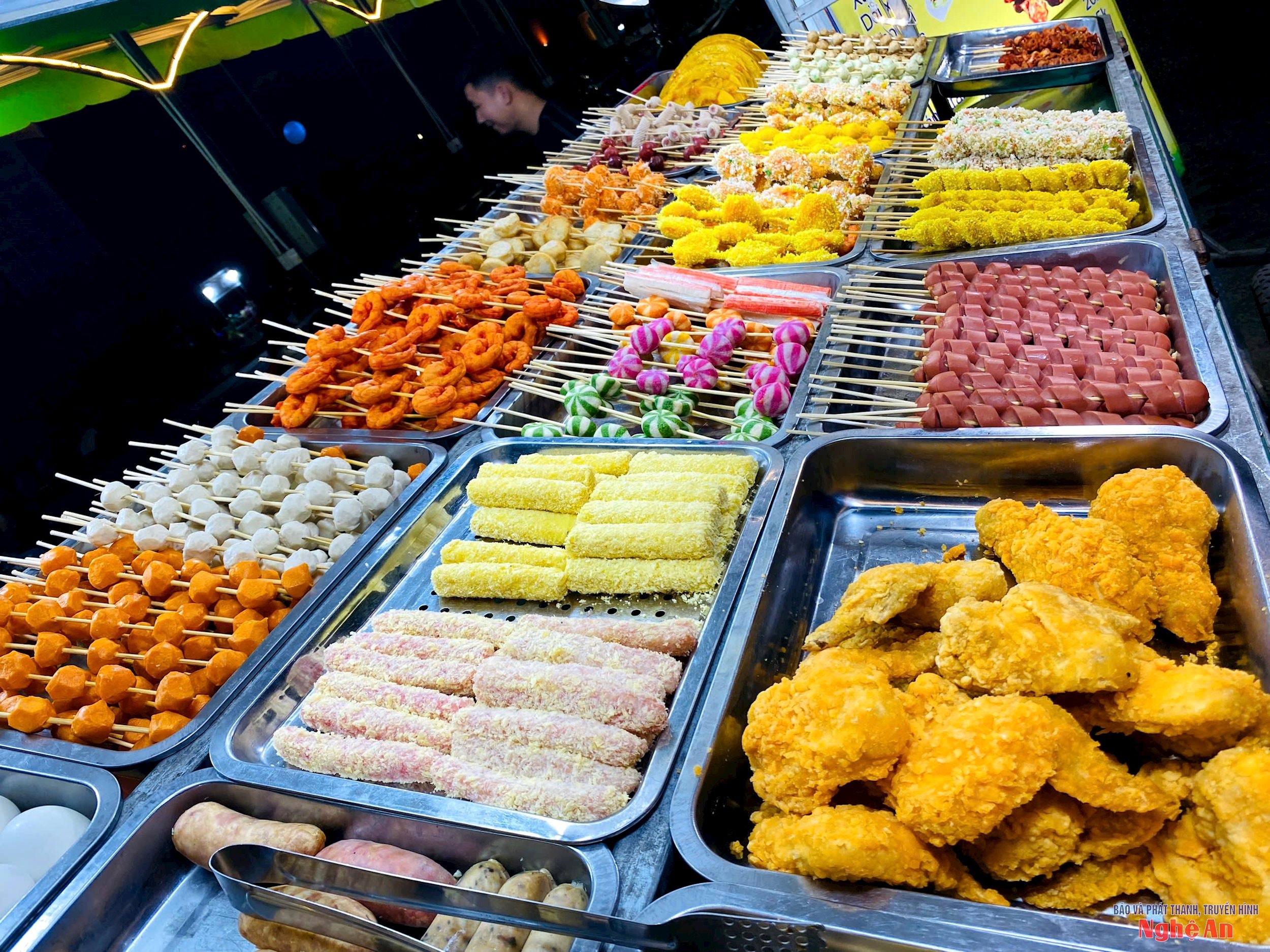 Các loại thực phẩm đường phố đa dạng bắt mắt nhưng thường không có nguồn gốc xuất xứ ảnh Quang An