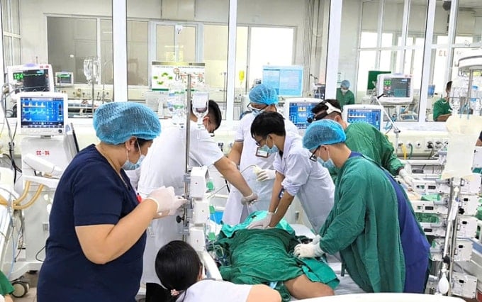 Y bác sĩ ép tim cấp cứu bệnh nhân. Ảnh: Bệnh viện cung cấp