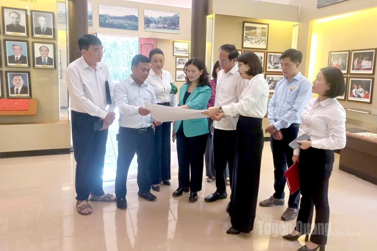 Đồng chí Phó Chủ tịch UBND tỉnh Vương Ngọc Hà xem sơ đồ các hạng mục thi công Dự án Bảo tồn, tôn tạo Khu di tích Ban Thường trực Quốc hội.