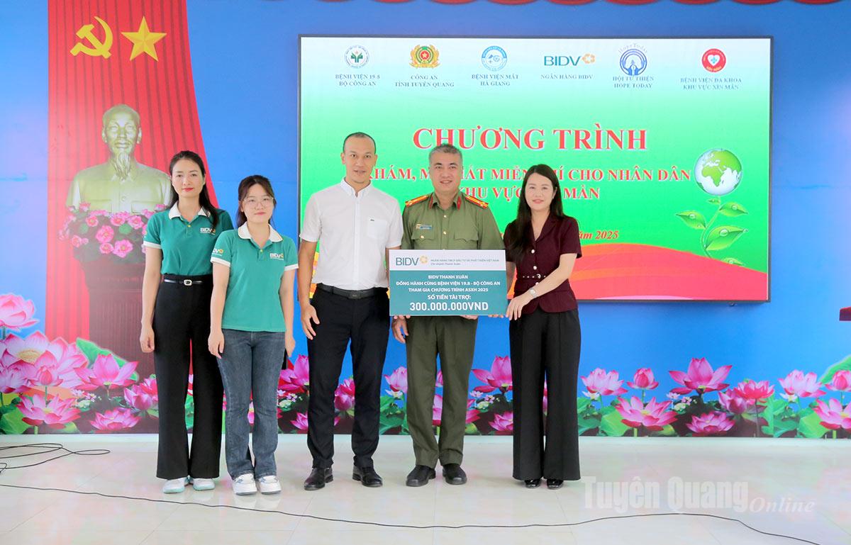 Ngân hàng BIDV Chi nhánh Thanh Xuân (Hà Nội) trao tiền hỗ trợ 300 triệu đồng cho chương trình.