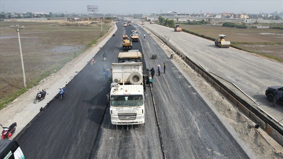 La empresa Xuan Truong construye la autopista Cao Bo - Mai Son.