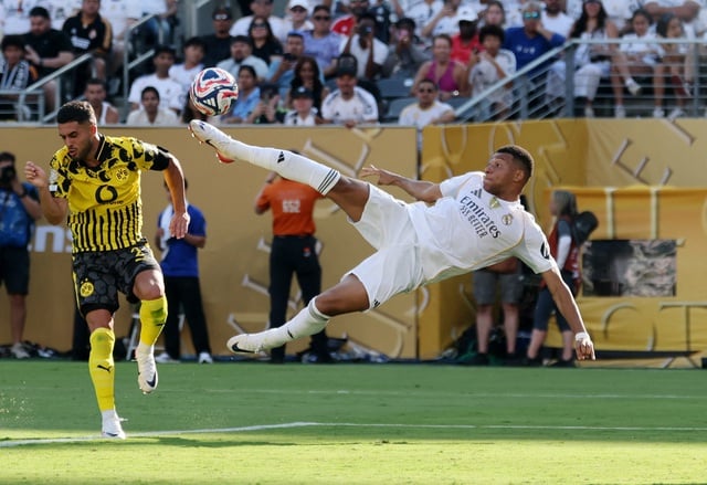 Máy bay chở Real Madrid ‘bay vòng vòng, mãi mới hạ cánh’: HLV Alonso phải hủy họp báo trước đại chiến PSG- Ảnh 3.