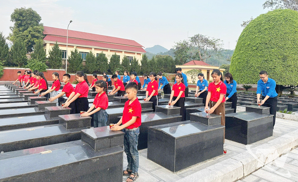 Đoàn viên, thanh niên, học sinh thắp nến tri ân tại Nghĩa trang liệt sĩ Phủ Thông