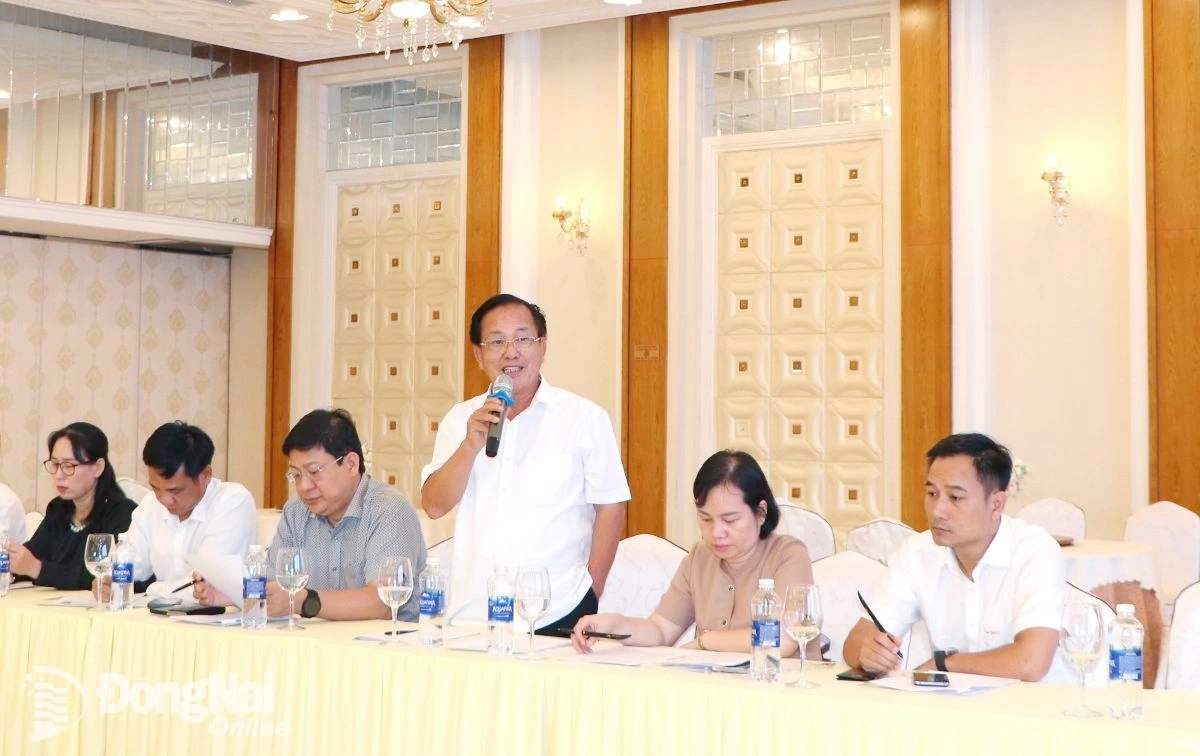 Phó Chủ tịch Hiệp hội Du lịch Bình Phước Trần Văn Tấn tham gia góp ý tại hội nghị. Ảnh: Ngọc Liên
