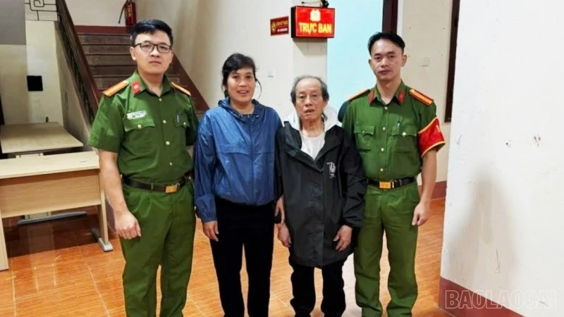 ប៉ូលីសសង្កាត់ស្រះប៉ាជួយបុរសអាយុ 80 ឆ្នាំដែលបានបាត់ខ្លួនខណៈពេលធ្វើដំណើរជាមួយគ្រួសាររបស់គាត់។