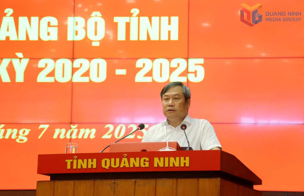 Đồng chí Vũ Đại Thắng, Ủy viên Trung ương Đảng, Bí thư Tỉnh ủy, Trưởng Đoàn ĐBQH tỉnh, phát biểu chỉ đạo tại hội nghị.