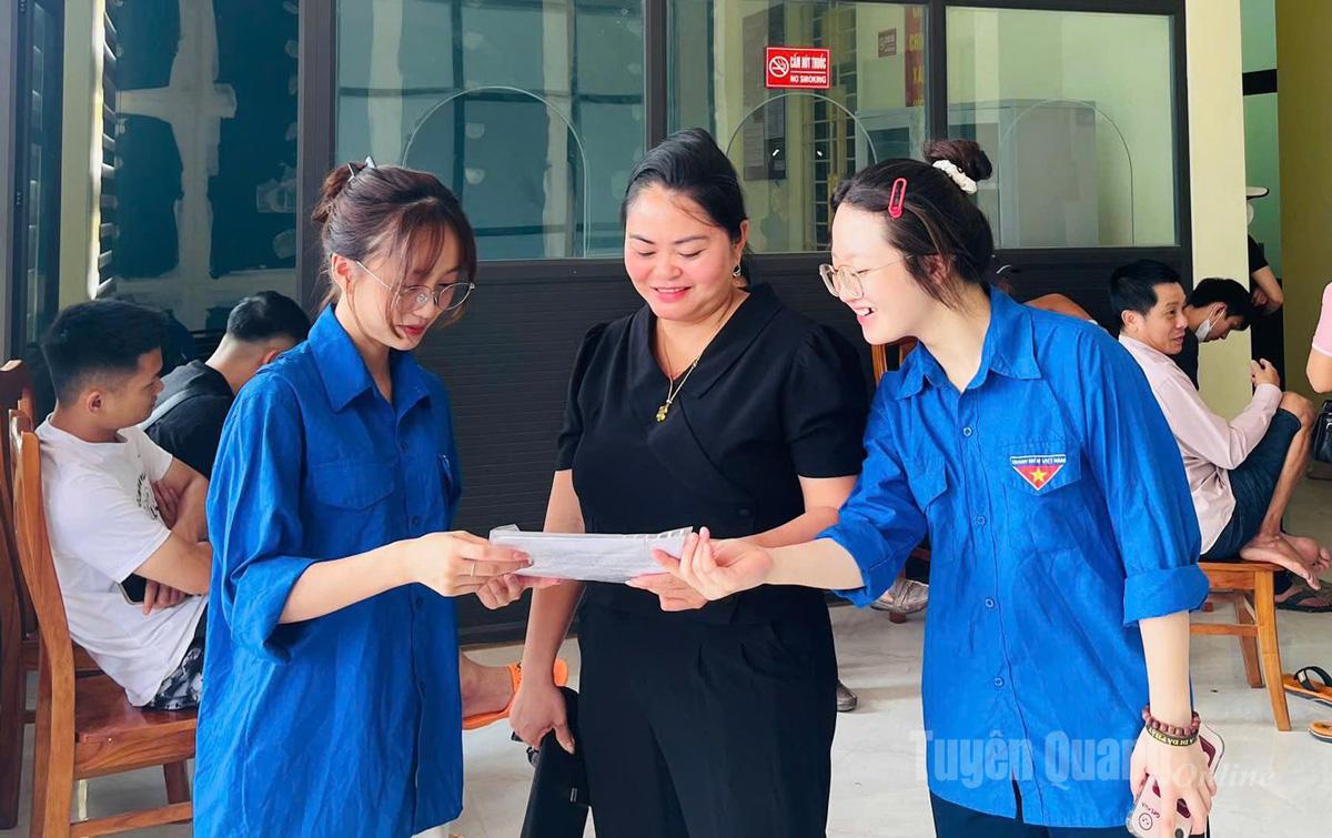 Đoàn viên, thanh niên xã Bạch Xa hỗ trợ người dân giải quyết thủ tục hành chính.
