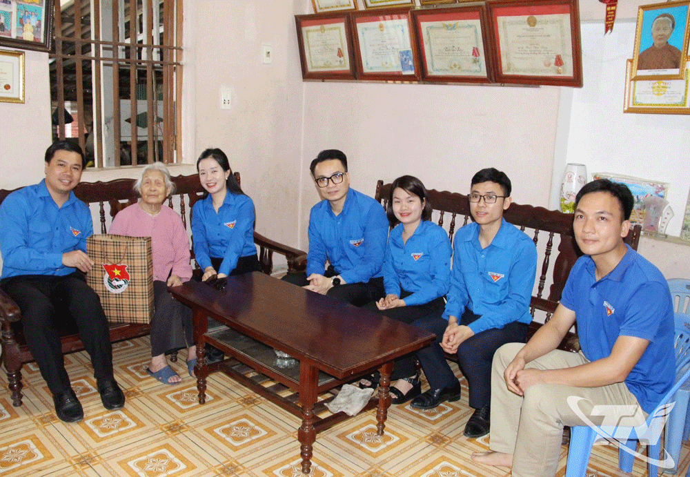 Thăm hỏi, động viên và tặng quà cho Mẹ Việt Nam anh hùng Ngô Thị Nhường xã Phủ Thông
