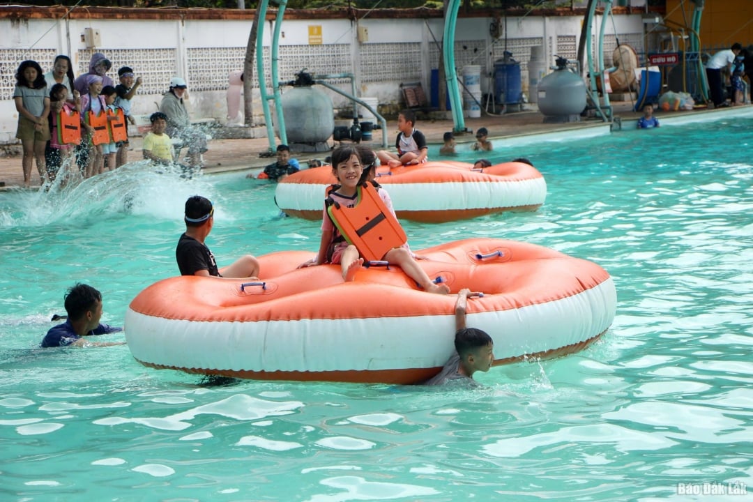 Các em nhỏ hào hứng tham gia trò chơi team building.