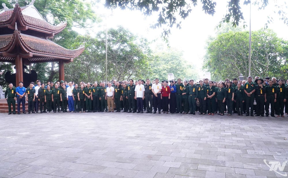 Các đại biểu tưởng niệm Chủ tịch Hồ Chí Minh và các Anh hùng liệt sĩ tại Khu di tích lịch sử Quốc gia 27-7.