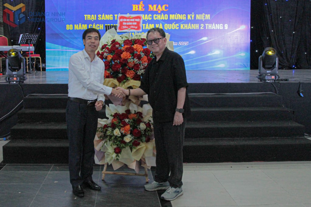 Lãnh đạo Hội VHNT Quảng Ninh tặng hoa chúc mừng chương trình bế mạc.