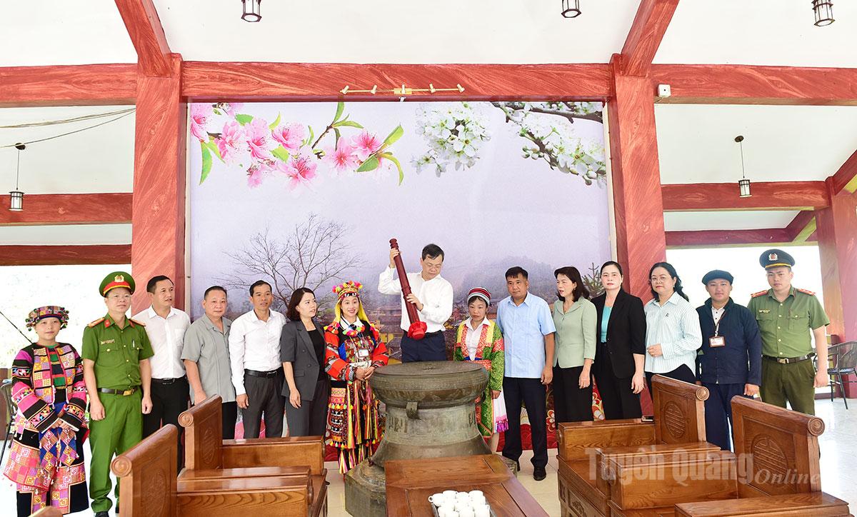 Chủ tịch HĐND tỉnh Nguyễn Văn Sơn và các thành viên đoàn công tác thực hiện nghi thức thỉnh 3 hồi trống đồng tại Nhà lưu niệm dưới chân núi Rồng.