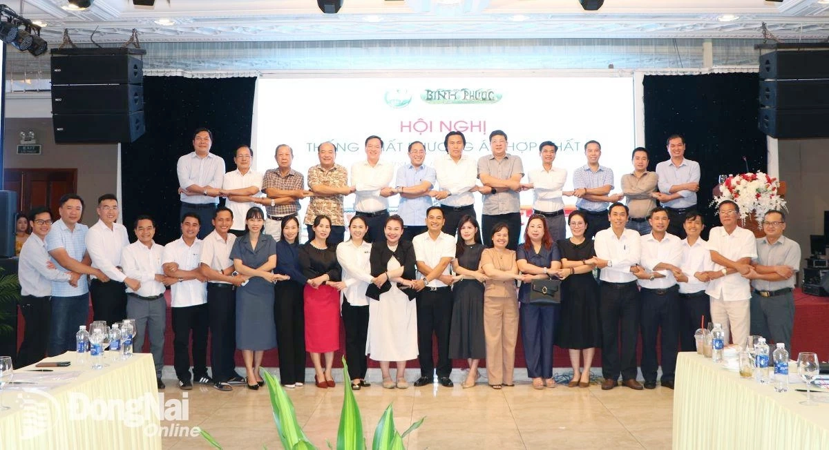 Hiệp hội Du lịch Đồng Nai và Bình Phước cùng các doanh nghiệp trên địa bàn tỉnh chụp hình lưu niệm sau hội nghị. Ảnh: Ngọc Liên