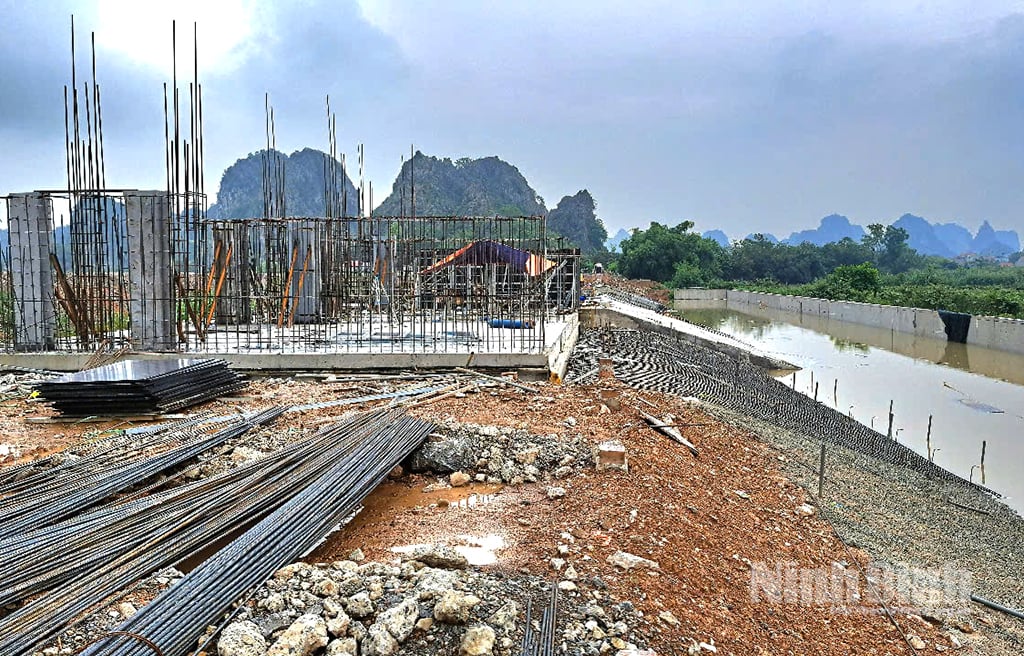 Xây dựng hệ thống chủ động xả lũ tràn Đức Long, xã Gia Tường.
