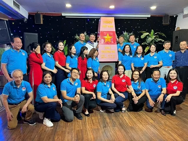Thứ trưởng Bộ Ngoại giao Lê Thị Thu Hằng thăm cộng đồng người Việt tại Ba Lan