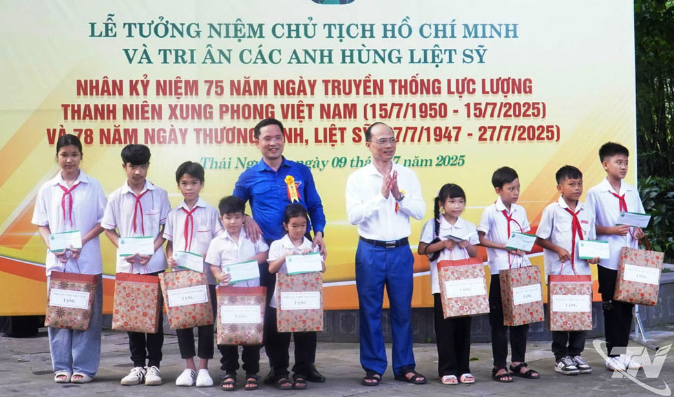 Đại diện Trung ương Đoàn tặng học bổng cho các thiếu nhi vượt khó học giỏi trên địa bàn tỉnh Thái Nguyên.