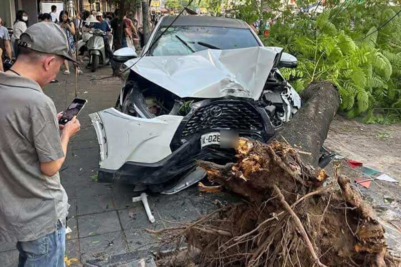 Ô tô tông liên hoàn nhiều xe máy ở Hà Nội -0
