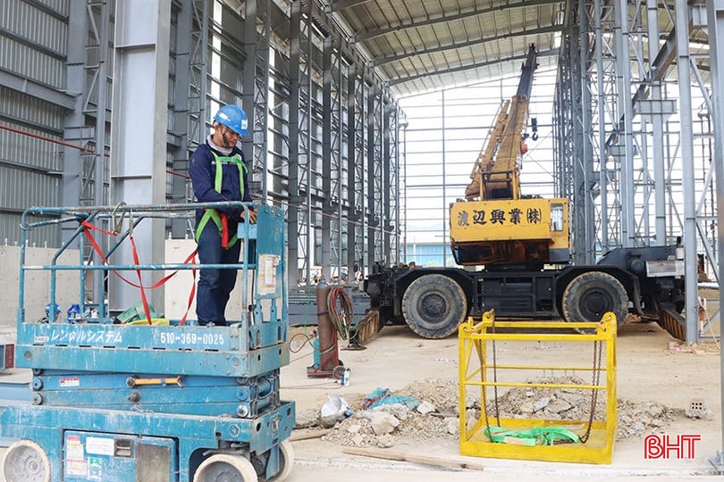 Nhà máy sản xuất tinh luyện Ferro Chromnium Cacbon thấp Lirr Việt Nam (KKT Vũng Áng) được chấp thuận chủ trương đầu tư trong tháng 3/2025 và đang triển khai thi công nhà xưởng.