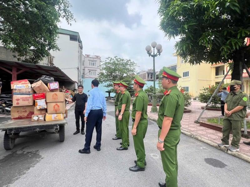 Giám đốc Công an TP Hà Nội vận động 50 hộ kinh doanh cá thể tiêu huỷ 25 tấn thực phẩm hết hạn -1