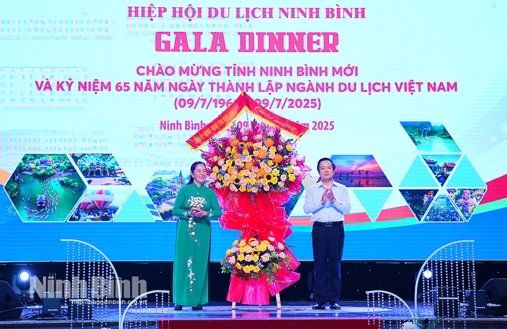 តាងនាមគណៈកម្មាធិការបក្សខេត្ត ក្រុមប្រឹក្សាប្រជាជន និងគណៈកម្មាធិការប្រជាជន ប្រធានគណៈកម្មាធិការប្រជាជនខេត្ត លោក Pham Quang Ngoc បានជូនកម្រងផ្កាអបអរសាទរចំពោះមន្ត្រីរាជការ សហគមន៍ធុរកិច្ច និងអ្នកដែលបម្រើការងារក្នុងវិស័យទេសចរណ៍។
