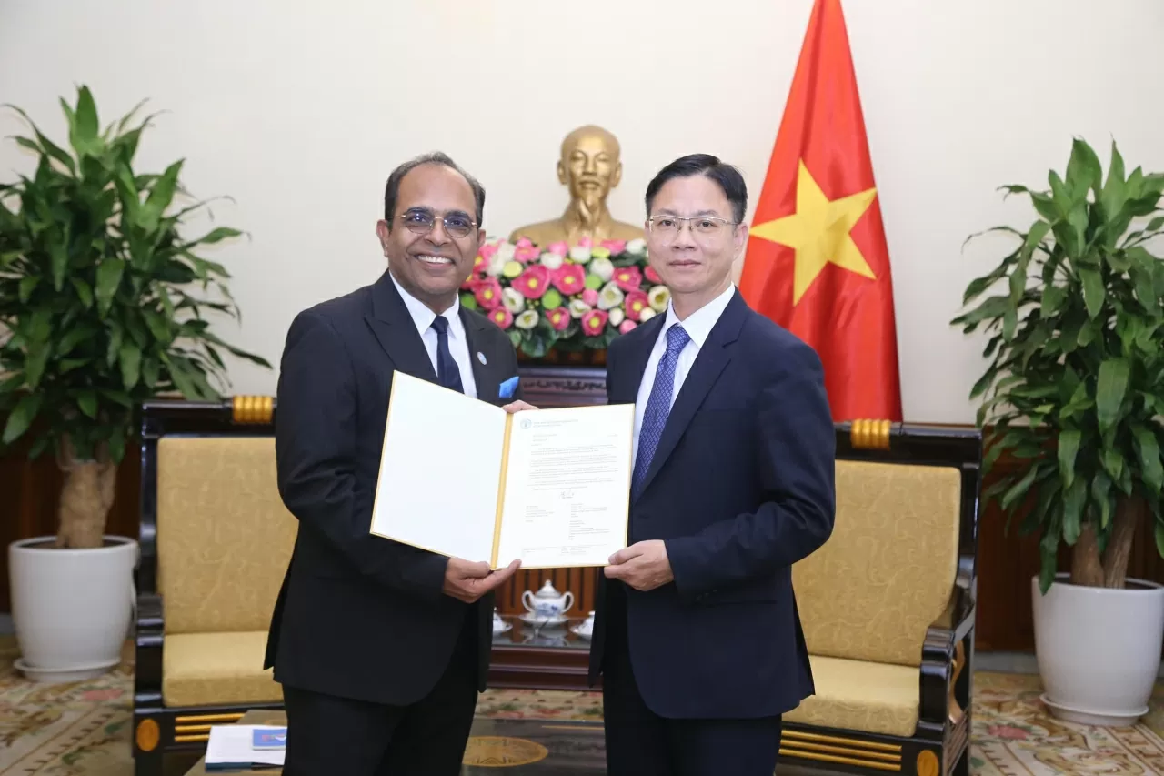 Ông Vinod Kumar Ahujah, Trưởng đại diện mới của Tổ chức Nông nghiệp và Lương thực Liên hợp quốc (FAO) trình Ủy nhiệm thư với Thứ trưởng Ngô Lê Văn. (Ảnh: Thành Long)