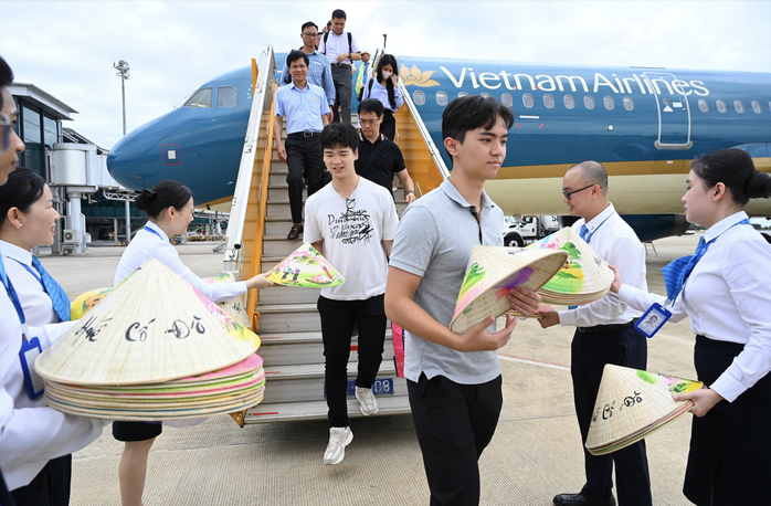 Vị khách đặc biệt thứ 350 triệu của Vietnam Airlines nhận quà "khủng"- Ảnh 5.