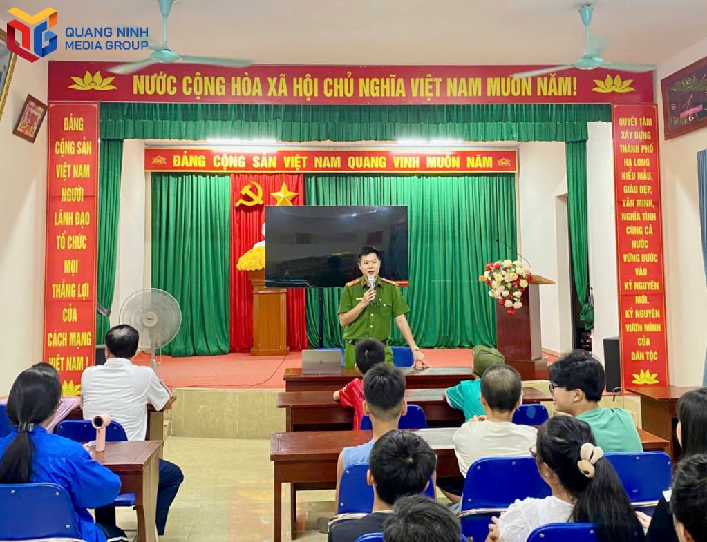 Công an phường Việt Hưng tuyên truyền phòng chống ma tuý cho học sinh sinh hoạt hè trên địa bàn phường.