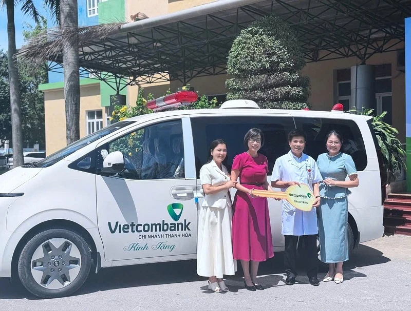 ធនាគារ Vietcombank Thanh Hoa បរិច្ចាគរថយន្តសង្គ្រោះបន្ទាន់ដល់មន្ទីរពេទ្យកុមារ Thanh Hoa