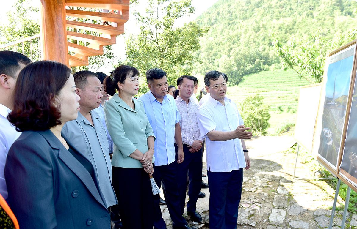 Đồng chí Chủ tịch HĐND tỉnh Nguyễn Văn Sơn và đoàn công tác khảo sát điểm đầu cực bắc tại thôn Séo Lủng xã Lũng Cú.