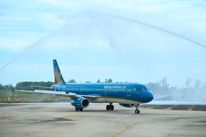Vị khách đặc biệt thứ 350 triệu của Vietnam Airlines nhận quà "khủng"- Ảnh 3.