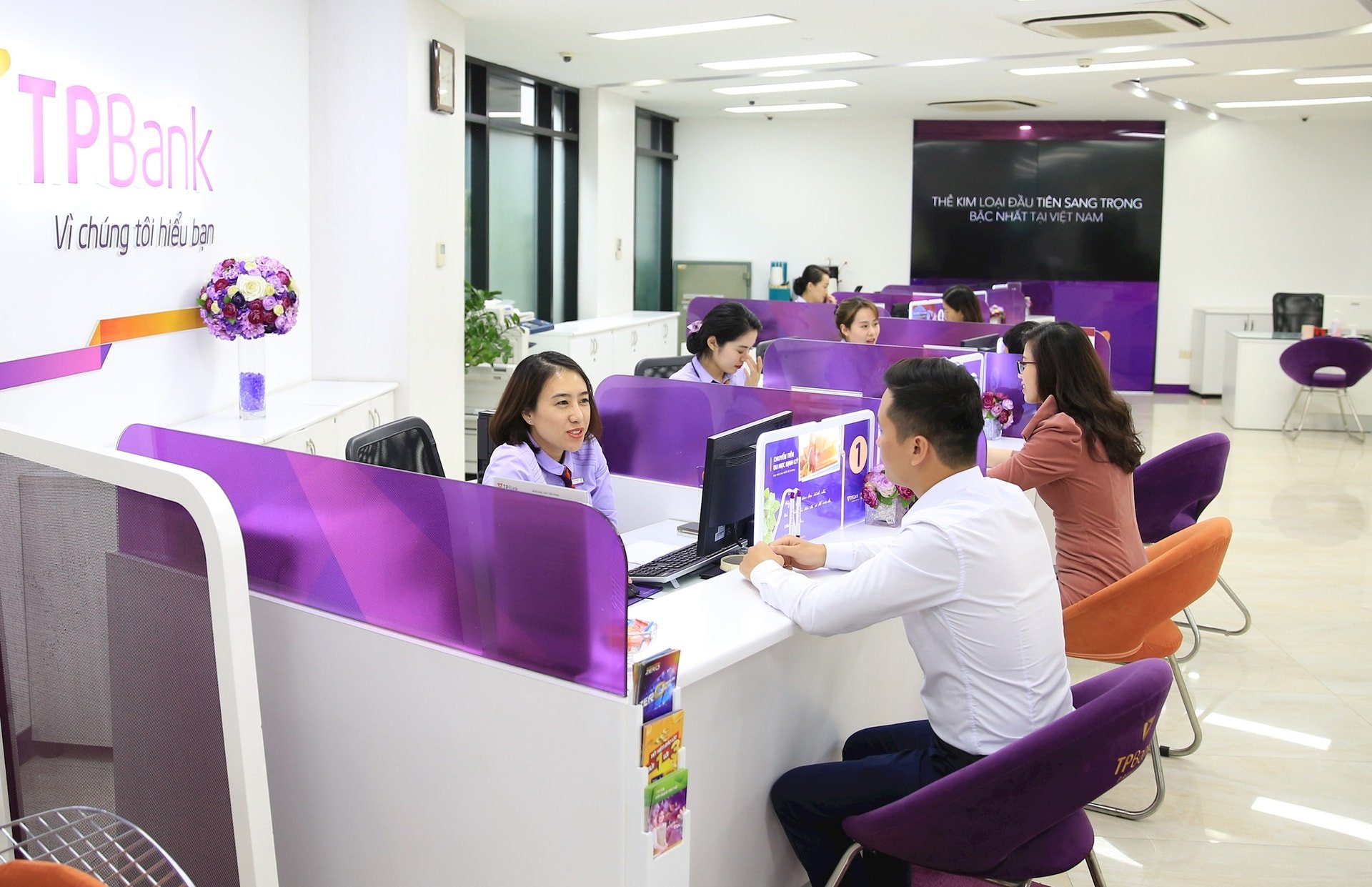 customers-transactions-at-tien-phong-commercial-joint-stock-bank.-anh-nguyen-quang.jpg