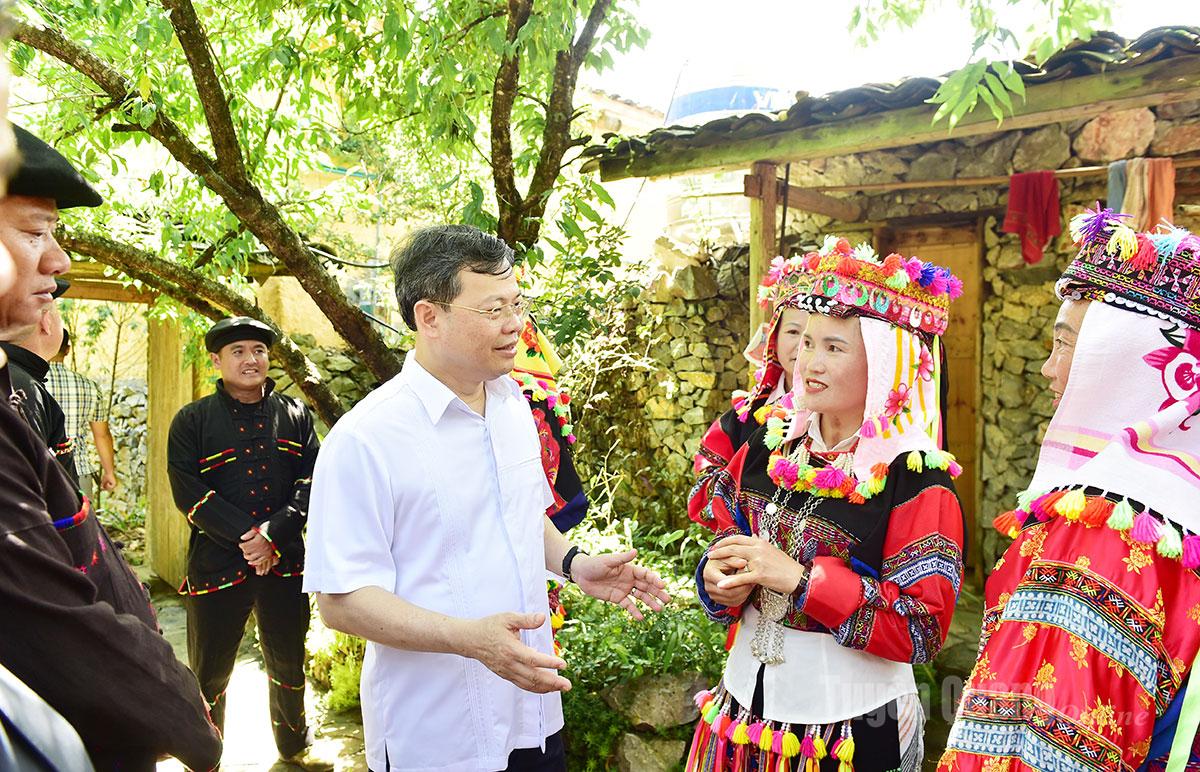  Đồng chí Nguyễn Văn Sơn nói chuyện với người dân Lô Lô Chải.