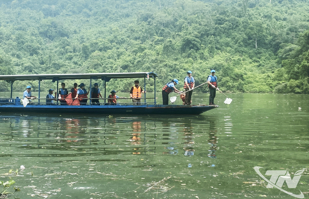 Chủ động phối hợp với chính quyền địa phương tổ chức vệ sinh vùng hồ Ba Bể.